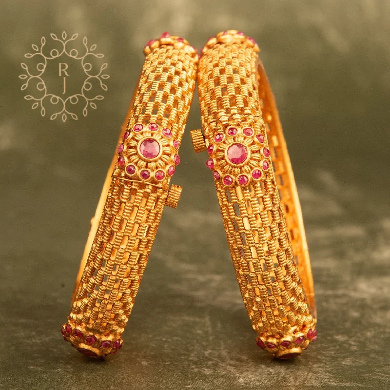 women’s rose gold bracelets-Raddhi Jewels Designer Premium Quality Rajwadi Gold Plated Brass Openable Kada/Bangles Set